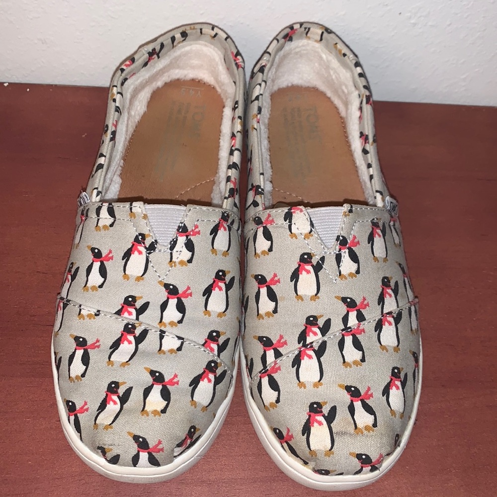 TOMS Penguin shoes size Y 4.5